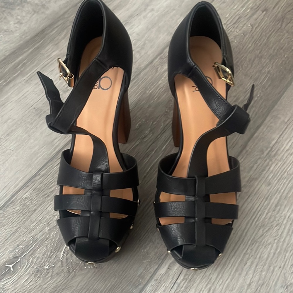 Black Pumps